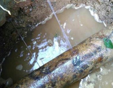 嘉荫楼顶渗水维修公司分享下地暖漏水的原因及检测方法。